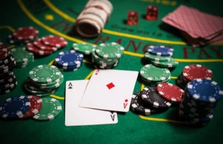Antarmuka aplikasi pararaja 77 menampilkan daftar permainan live dealer, taruhan sportsbook, dan menu akun di layar smartphone.